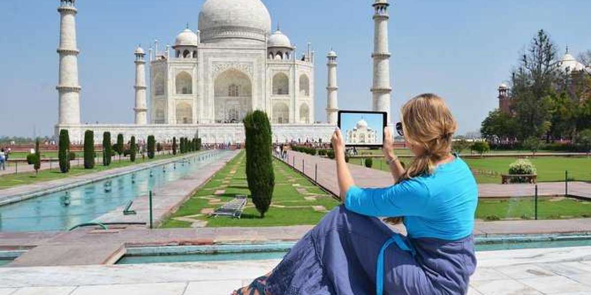 Tour guide for Taj mahal Agra